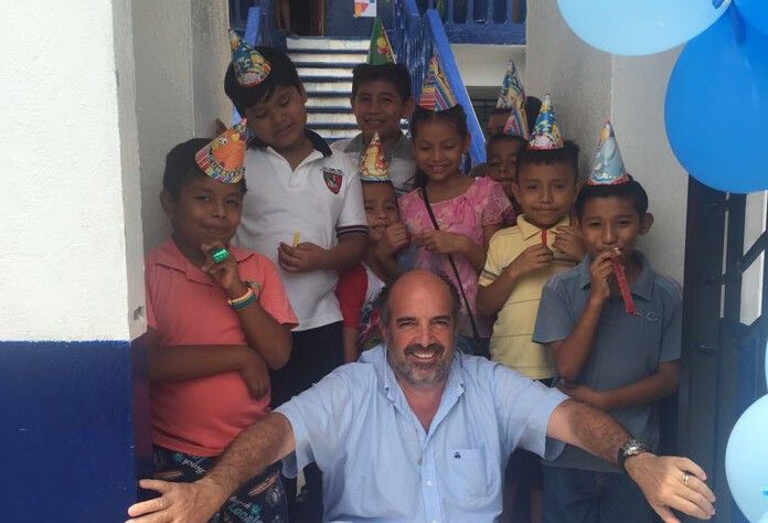 Jorge Ocaranza con alumnos de Casa para Niños